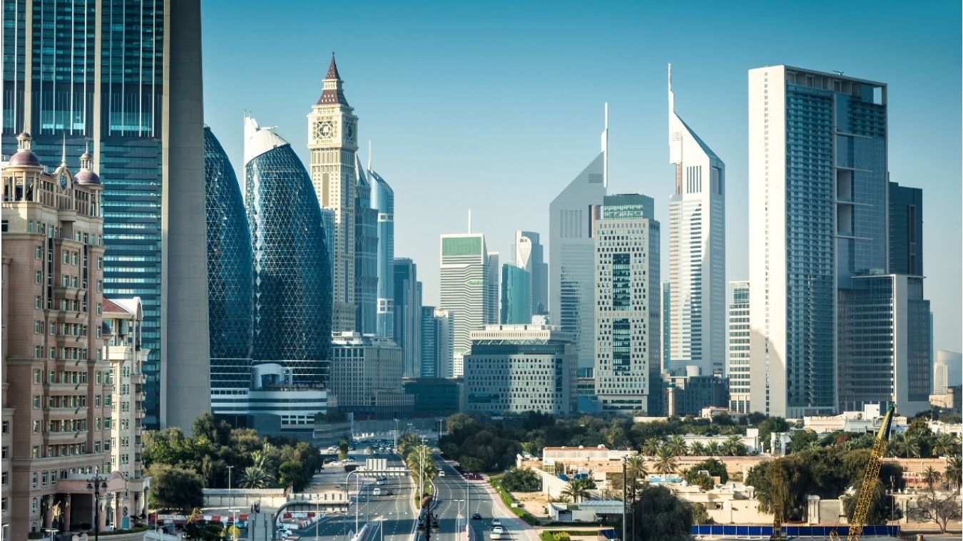 Heatwave Alert: UAE Temperatures Climb Near 50ºC with Widespread Fog