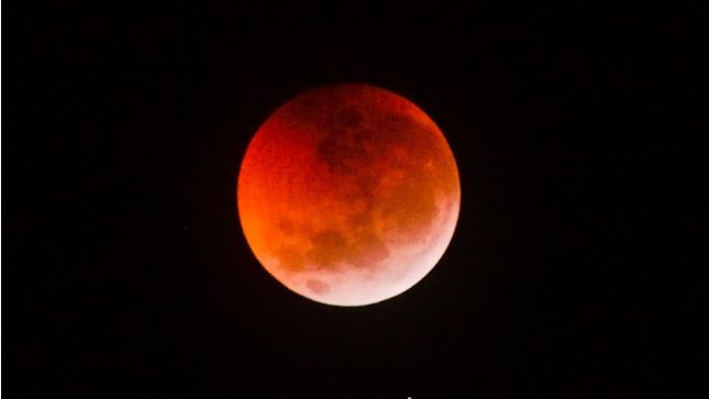 Night of the Blood Moon in the UAE